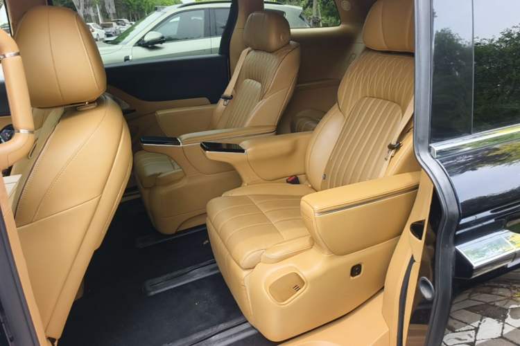 Used VOYAH Dream 2025 PHEV Four-Wheel-Drive Flagship Kunpeng Edition Left Rear Seat
