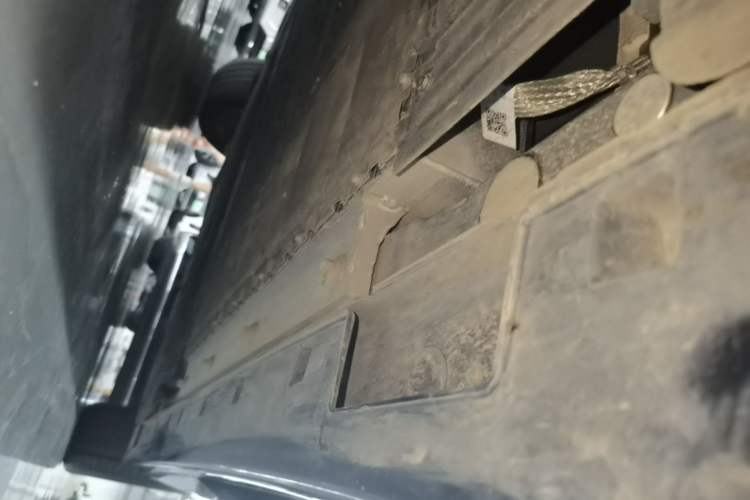 Used VOYAH Dream 2025 PHEV Four-Wheel Drive Prestige Kunpeng Edition Left Side Sill