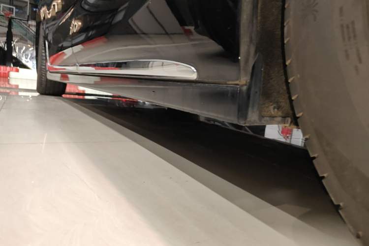 Used VOYAH Dream 2025 PHEV Four-Wheel-Drive Flagship Kunpeng Edition Left Side Sill