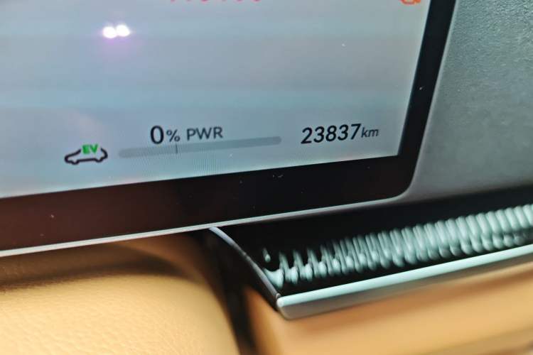Used VOYAH Dream 2025 PHEV Four-Wheel Drive Prestige Qiankun Edition Odometer Close Up