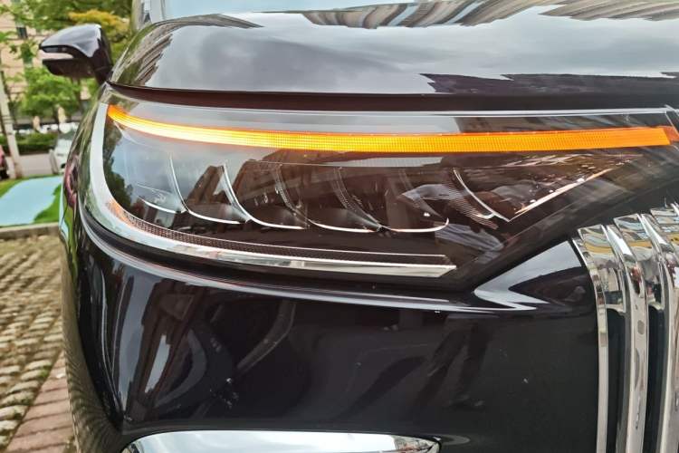 Used VOYAH Dream 2025 PHEV Four-Wheel Drive Prestige Qiankun Edition Right Front Headlight