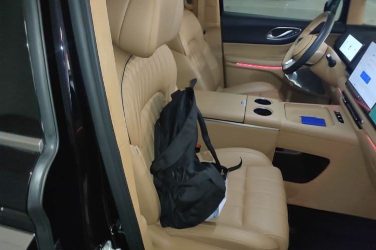 Used VOYAH Dream 2025 PHEV Four-Wheel-Drive Flagship Kunpeng Edition Right Front Seat