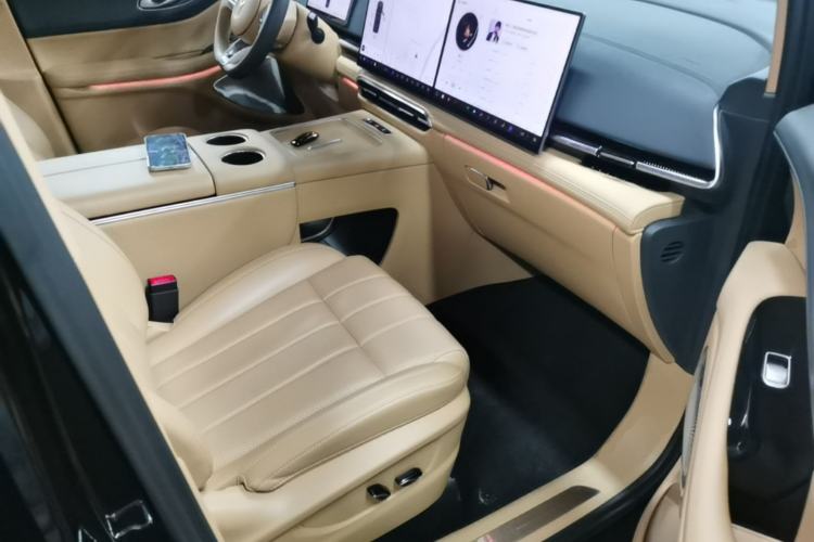 Used VOYAH Dream 2025 PHEV Four-Wheel Drive Prestige Kunpeng Edition Right Front Seat