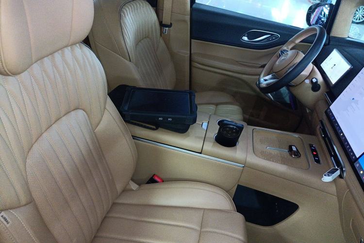 Used VOYAH Dream 2025 PHEV Four-Wheel-Drive Flagship Kunpeng Edition Right Front Seat