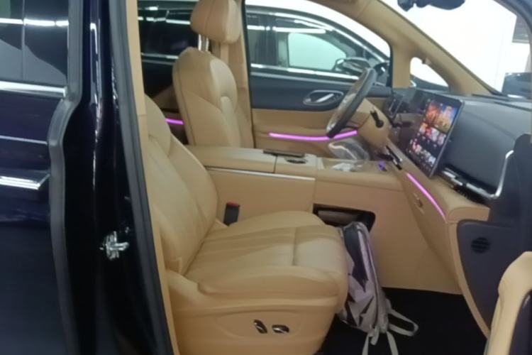 Used VOYAH Dream 2025 PHEV Four-Wheel Drive Prestige Kunpeng Edition Right Front Seat
