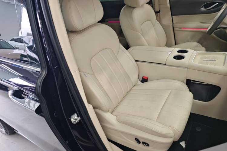 Used VOYAH Dream 2025 PHEV Four-Wheel Drive Prestige Kunpeng Edition Right Front Seat
