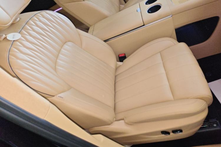Used VOYAH Dream 2025 PHEV Four-Wheel-Drive Flagship Kunpeng Edition Right Front Seat