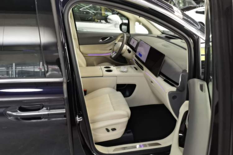 Used VOYAH Dream 2025 PHEV Four-Wheel Drive Prestige Kunpeng Edition Right Front Seat