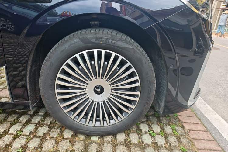 Used VOYAH Dream 2025 PHEV Four-Wheel Drive Prestige Qiankun Edition Right Front Wheel Hub