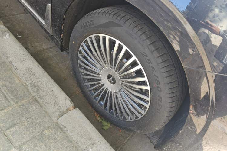Used VOYAH Dream 2025 PHEV Four-Wheel Drive Prestige Kunpeng Edition Right Front Wheel Hub