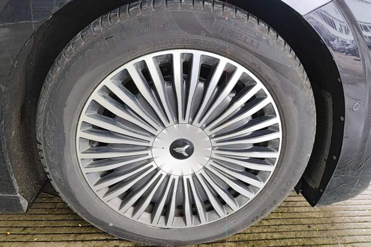 Used VOYAH Dream 2025 PHEV Four-Wheel-Drive Flagship Kunpeng Edition Right Front Wheel Hub