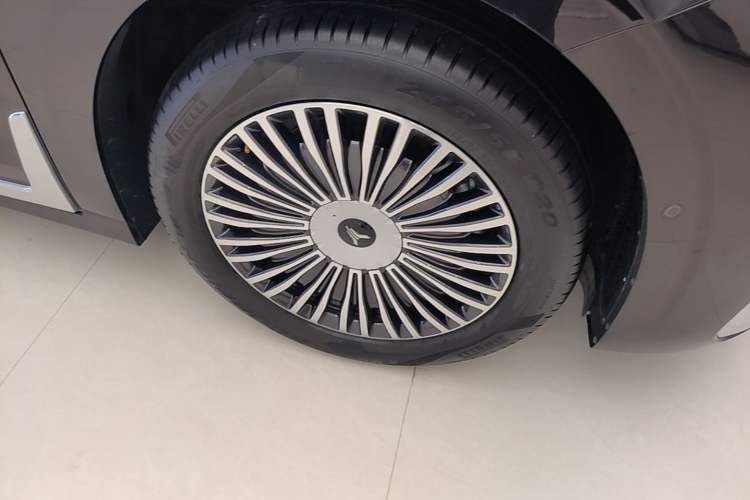 Used VOYAH Dream 2025 PHEV Four-Wheel-Drive Flagship Kunpeng Edition Right Front Wheel Hub