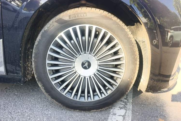 Used VOYAH Dream 2025 PHEV Four-Wheel Drive Prestige Kunpeng Edition Right Front Wheel Hub