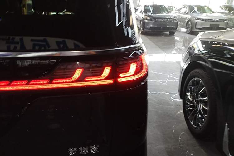 Used VOYAH Dream 2025 PHEV Four-Wheel-Drive Flagship Kunpeng Edition Right Rear Taillight