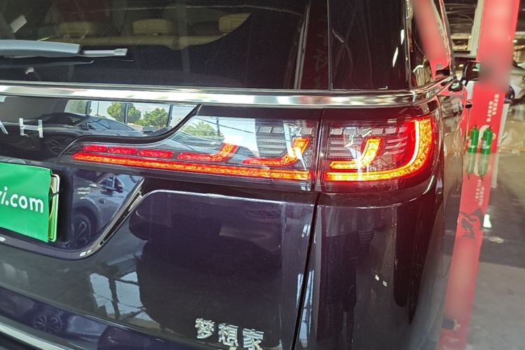Used VOYAH Dream 2025 PHEV Four-Wheel Drive Prestige Kunpeng Edition Right Rear Taillight