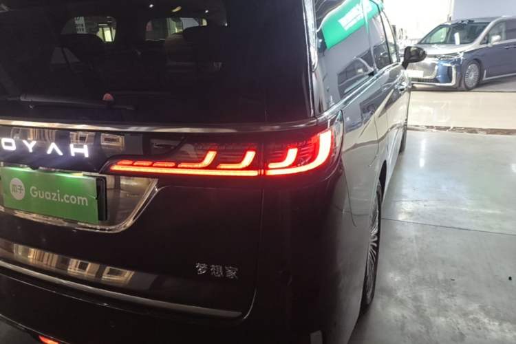 Used VOYAH Dream 2025 PHEV Four-Wheel-Drive Flagship Kunpeng Edition Right Rear Taillight