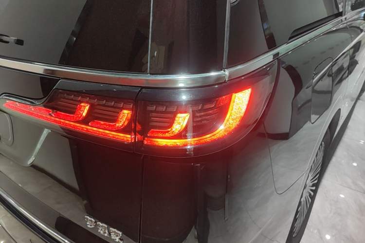 Used VOYAH Dream 2025 PHEV Four-Wheel Drive Excellence Qiankun Edition Right Rear Taillight