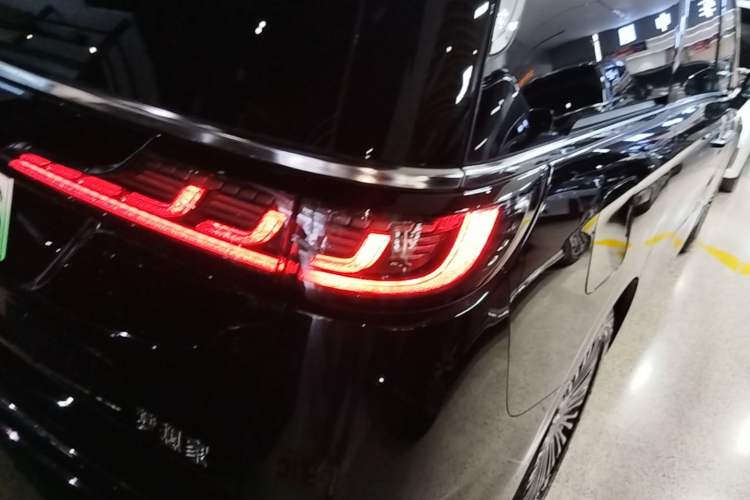Used VOYAH Dream 2025 PHEV Four-Wheel Drive Prestige Kunpeng Edition Right Rear Taillight