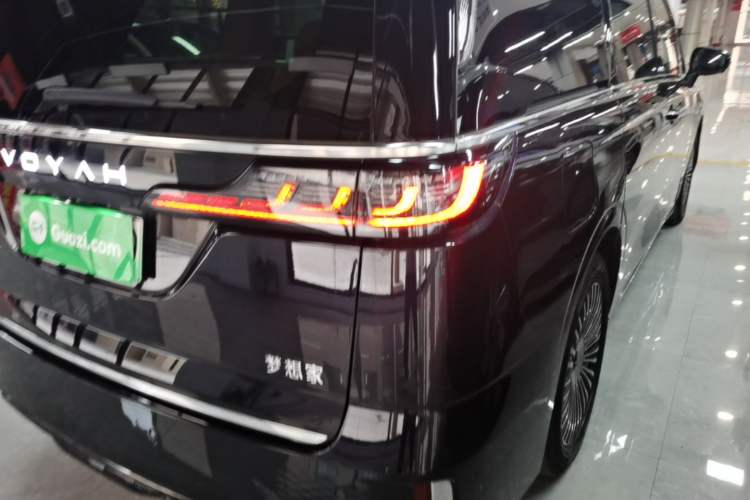 Used VOYAH Dream 2025 PHEV Four-Wheel Drive Prestige Kunpeng Edition Right Rear Taillight
