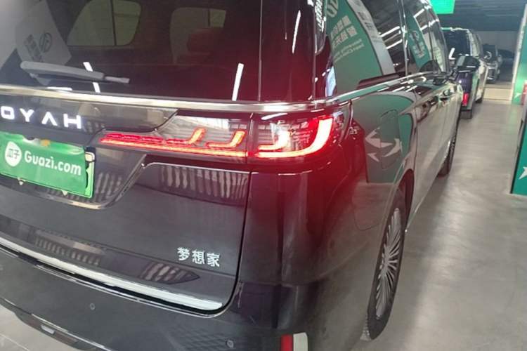 Used VOYAH Dream 2025 PHEV Four-Wheel-Drive Flagship Kunpeng Edition Right Rear Taillight