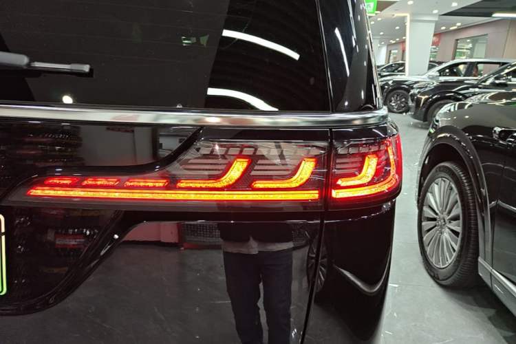 Used VOYAH Dream 2025 PHEV Four-Wheel Drive Prestige Kunpeng Edition Right Rear Taillight
