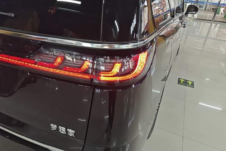 Used VOYAH Dream 2025 PHEV Four-Wheel Drive Prestige Kunpeng Edition Right Rear Taillight