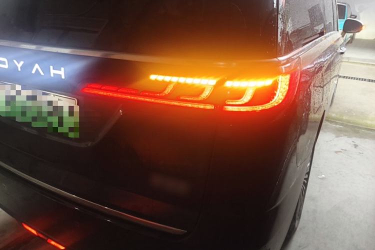 Used VOYAH Dream 2025 PHEV Four-Wheel-Drive Flagship Kunpeng Edition Right Rear Taillight