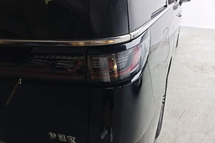 Used VOYAH Dream 2025 PHEV Four-Wheel-Drive Flagship Kunpeng Edition Right Rear Taillight