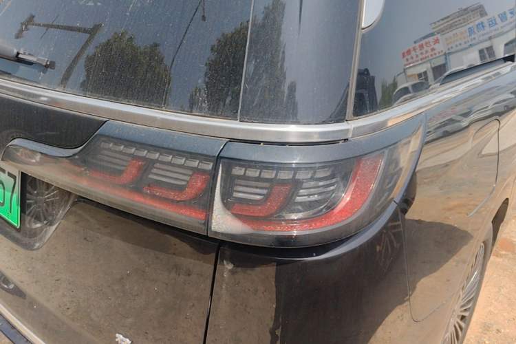 Used VOYAH Dream 2025 PHEV Four-Wheel-Drive Flagship Kunpeng Edition Right Rear Taillight