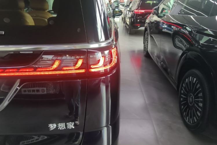 Used VOYAH Dream 2025 PHEV Four-Wheel Drive Prestige Kunpeng Edition Right Rear Taillight