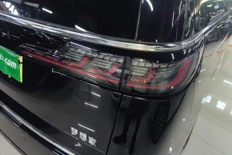 Used VOYAH Dream 2025 PHEV Four-Wheel Drive Prestige Kunpeng Edition Right Rear Taillight