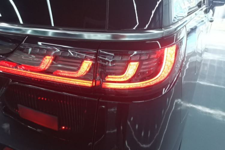 Used VOYAH Dream 2025 PHEV Four-Wheel Drive Prestige Kunpeng Edition Right Rear Taillight
