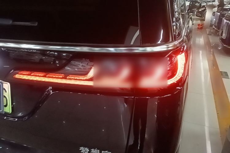 Used VOYAH Dream 2025 PHEV Four-Wheel Drive Prestige Kunpeng Edition Right Rear Taillight