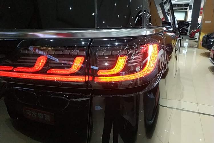 Used VOYAH Dream 2025 PHEV Four-Wheel-Drive Flagship Kunpeng Edition Right Rear Taillight