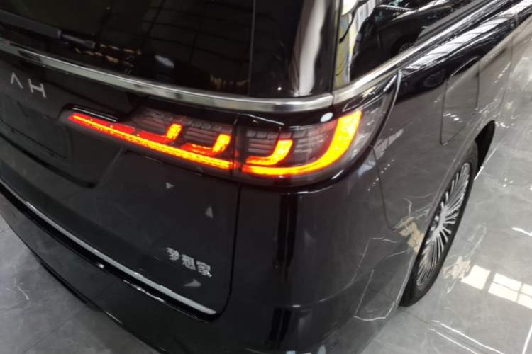 Used VOYAH Dream 2025 PHEV Four-Wheel Drive Prestige Kunpeng Edition Right Rear Taillight
