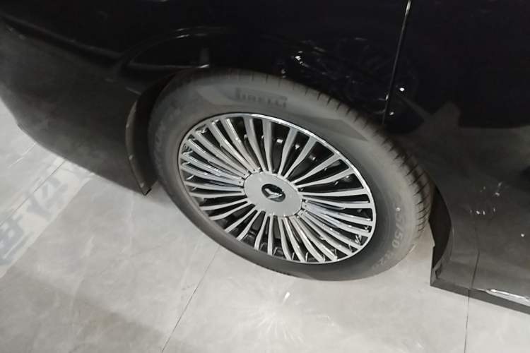 Used VOYAH Dream 2025 PHEV Four-Wheel-Drive Flagship Kunpeng Edition Right Rear Wheel Hub