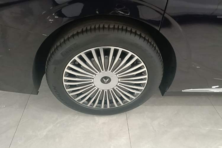 Used VOYAH Dream 2025 PHEV Four-Wheel Drive Prestige Kunpeng Edition Right Rear Wheel Hub