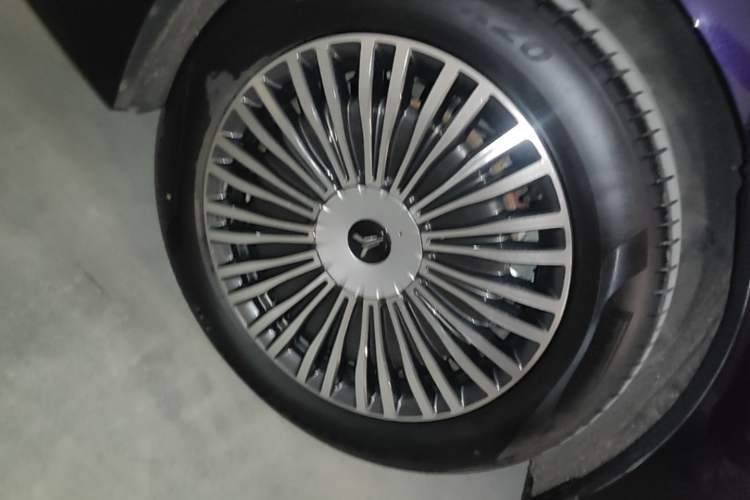 Used VOYAH Dream 2025 PHEV Four-Wheel-Drive Flagship Kunpeng Edition Right Rear Wheel Hub