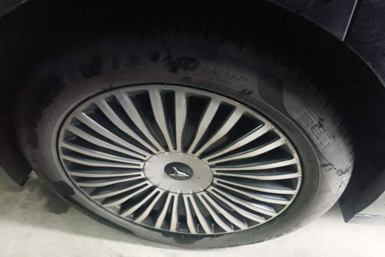 Used VOYAH Dream 2025 PHEV Four-Wheel-Drive Flagship Kunpeng Edition Right Rear Wheel Hub