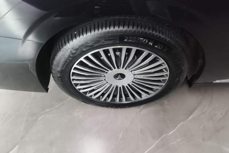 Used VOYAH Dream 2025 PHEV Four-Wheel Drive Prestige Kunpeng Edition Right Rear Wheel Hub