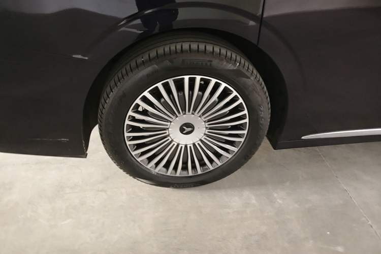 Used VOYAH Dream 2025 PHEV Four-Wheel Drive Prestige Kunpeng Edition Right Rear Wheel Hub