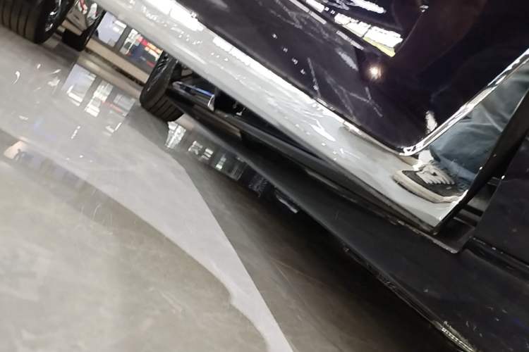 Used VOYAH Dream 2025 PHEV Four-Wheel-Drive Flagship Kunpeng Edition Right Side Sill