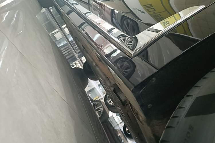 Used VOYAH Dream 2025 PHEV Four-Wheel Drive Prestige Kunpeng Edition Right Side Sill