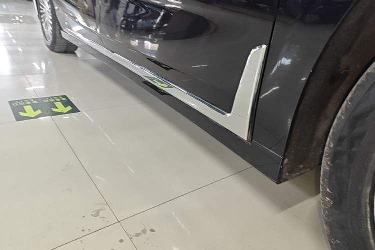 Used VOYAH Dream 2025 PHEV Four-Wheel Drive Prestige Kunpeng Edition Right Side Sill