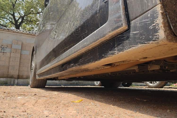 Used VOYAH Dream 2025 PHEV Four-Wheel-Drive Flagship Kunpeng Edition Right Side Sill