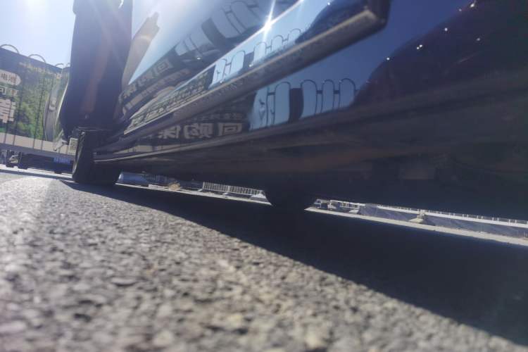 Used VOYAH Dream 2025 PHEV Four-Wheel-Drive Flagship Kunpeng Edition Right Side Sill