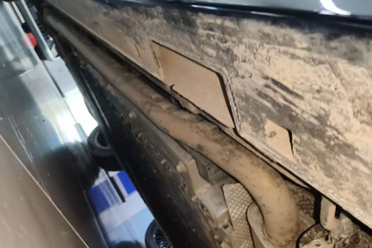 Used VOYAH Dream 2025 PHEV Four-Wheel Drive Prestige Kunpeng Edition Right Side Sill