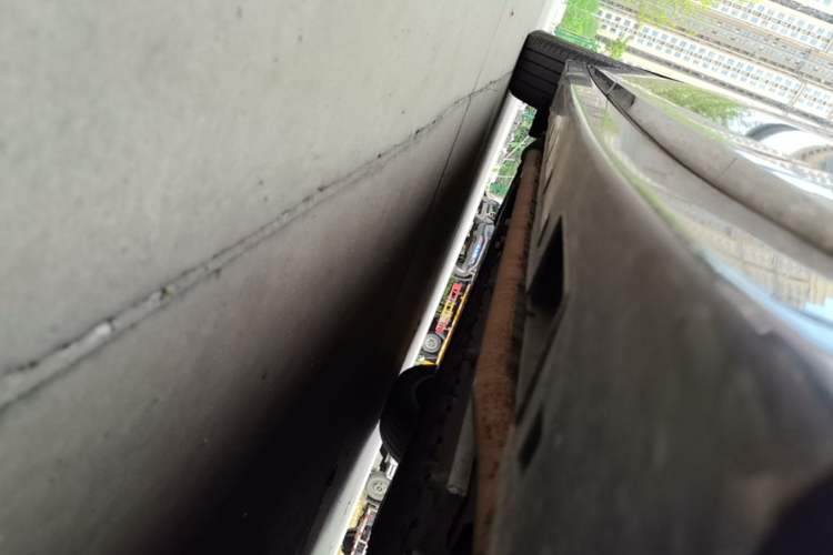 Used VOYAH Dream 2025 PHEV Four-Wheel-Drive Flagship Kunpeng Edition Right Side Sill