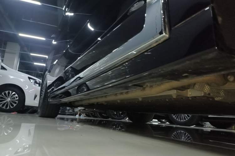 Used VOYAH Dream 2025 PHEV Four-Wheel Drive Prestige Kunpeng Edition Right Side Sill