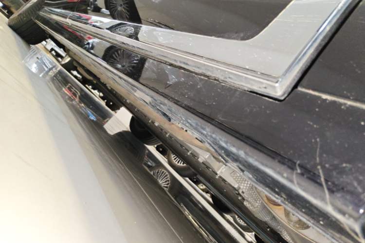 Used VOYAH Dream 2025 PHEV Four-Wheel-Drive Flagship Kunpeng Edition Right Side Sill